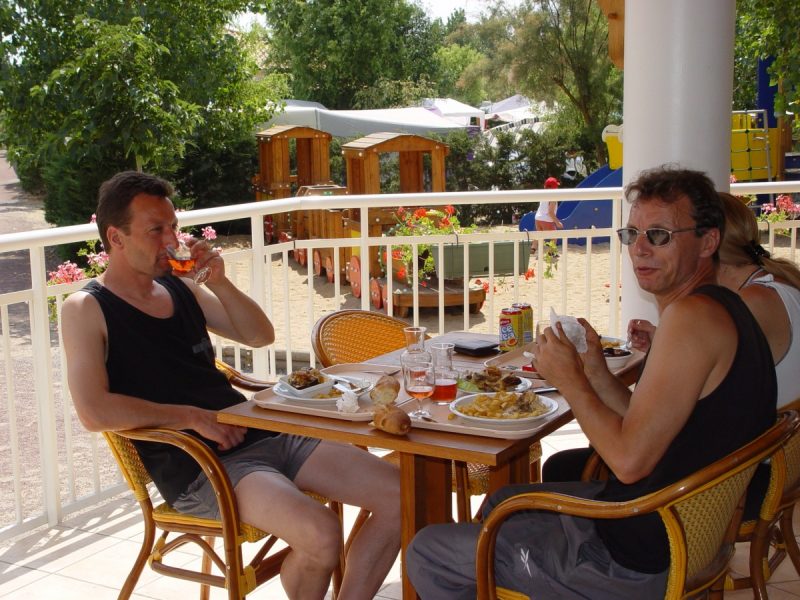 terrasse camping avec restaurant sur place à la tranche sur mer vendée