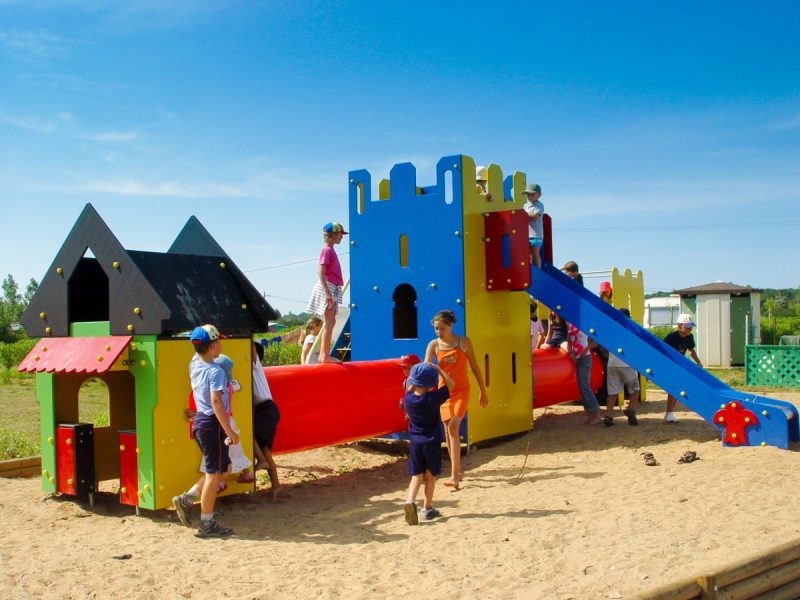 Camping avec aire de jeux pour enfants la tranche sur mer en vendée